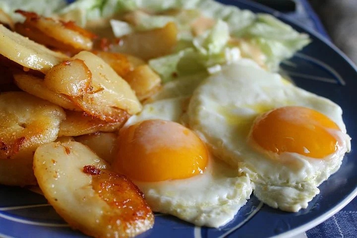 egg with potato fry